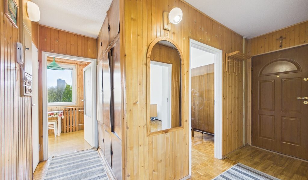 Trzy pokoje, oddzielna kuchnia, balkon – 9
