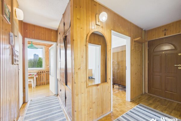 Trzy pokoje, oddzielna kuchnia, balkon