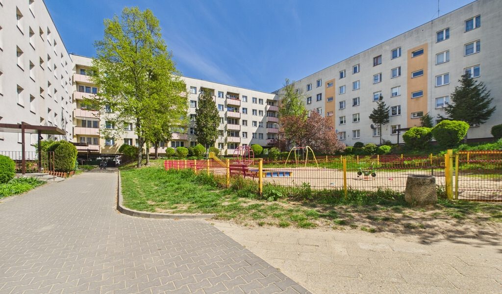 Trzy pokoje, oddzielna kuchnia, balkon – 14